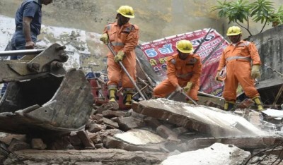 दिल्ली: चर्च की ढाई मंजिला इमारत भरभराकर ढही, 3 घायल, राहत और बचाव कार्य जारी