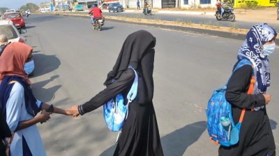 कर्नाटक HC की बड़ी बेंच के पास भेजा गया हिजाब विवाद, पहचान बनाम 'समानता' को लेकर है लड़ाई