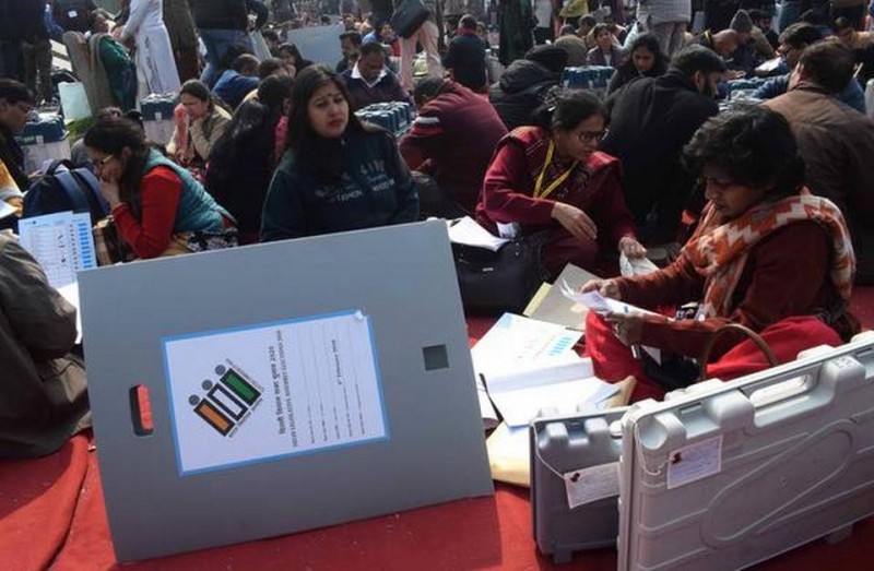 दिल्ली विधानसभा चुनाव: EVM का खौफ, स्ट्रांग रूम के बाहर तैनात 'आप' कार्यकर्ताओं की फ़ौज