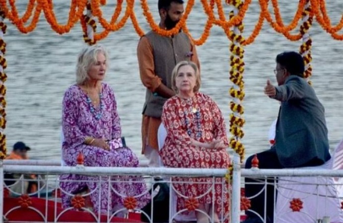 काशी पहुंची Hillary Clinton, नाव में सफर कर उठाया गंगा आरती का आनंद