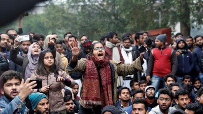 CAA Protest: Jamia students clash with policemen, broke barricading