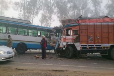 Bus collides with a standing truck, 3 died, many injured