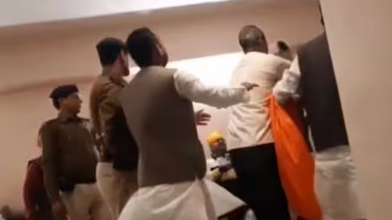 How will 'India' be united? VIDEO of Congress leaders fighting goes viral
