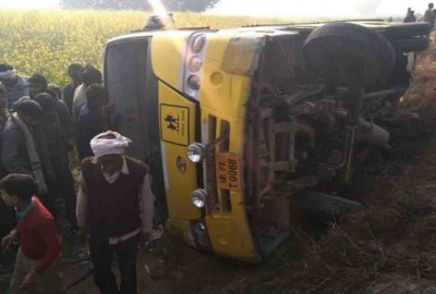 Tragic accident: Uncontrolled school bus met accident, many children seriously injured