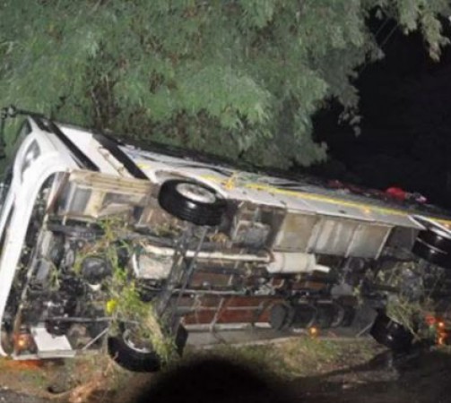 Traumatic death of young man by bus overturning, more than 20 injured