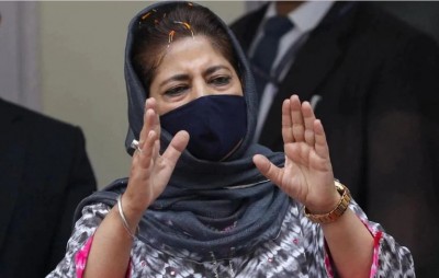 Police stop Mehbooba Mufti from going to Pulwama, know the matter