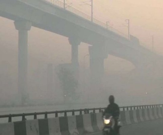 दिल्ली NCR में घने कोहरे के साथ हो सकती है बारिश