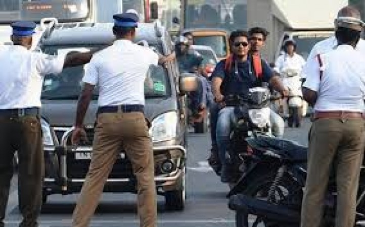 ट्रैफिक पुलिस का दोहरा मापदंड, क्या कर रही अपनों पर रहम और गैरो पर सितम?