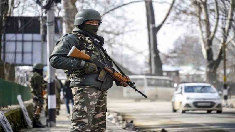जम्मू कश्मीर: सुरक्षाबलों का दावा- 'आतंक मुक्त' हुआ त्राल, बचे हैं सिर्फ तीन आतंकी