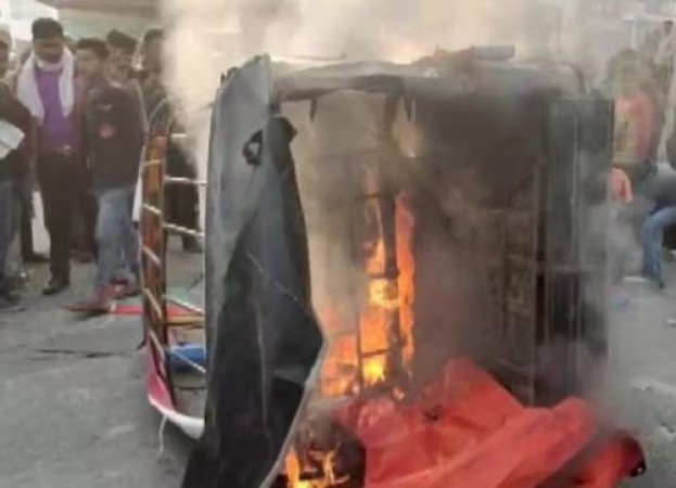 Ruckus on carrying beef, angry mob set fire