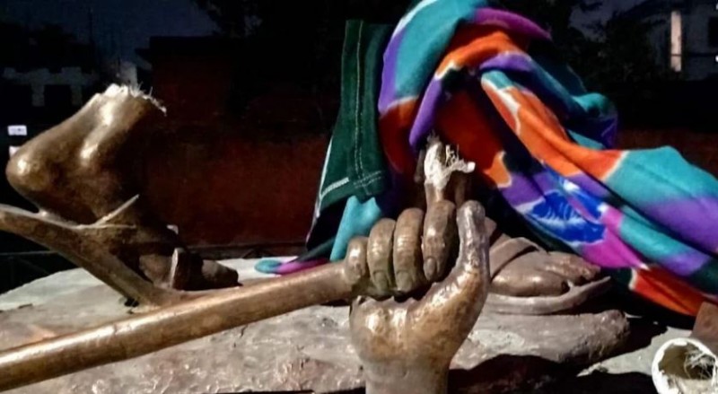 बिहार में तोड़ी महात्मा गांधी की प्रतिमा, भड़के लोगों ने मचाया हंगामा
