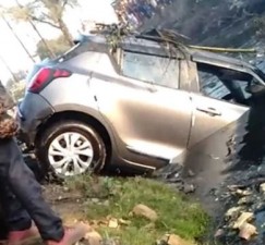 दर्दनाक: अलीगढ़ नालें में कार गिरने से 3 की मौत, मृतकों के घरों में छाया शोक