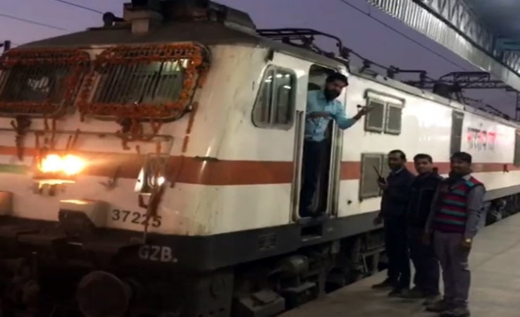Unique way to welcome Kashi Mahakal Express in Indore, Know facilities
