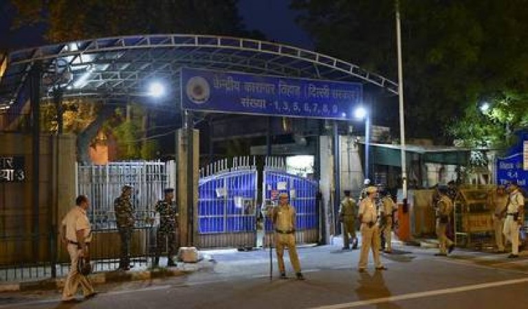 Conflict between police and prisoners in Tihar Jail, and then ...