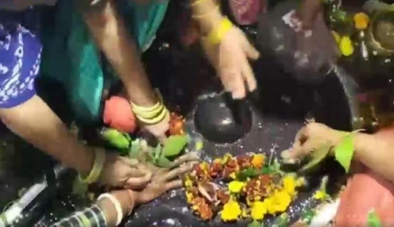 Devotees throng Baba Baidyanath Temple to offer prayers