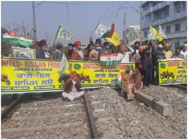 रेल रोको आंदोलन: जम्मू कश्मीर में भी दिखा आंदोलन का असर, पटरियों पर बैठे किसान