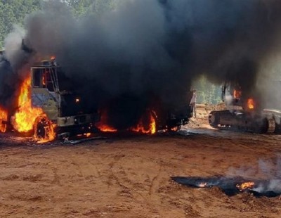 Questions raised on this decision of government, Naxalites set vehicles on fire