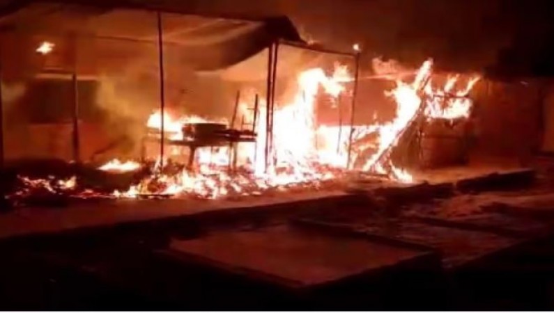 सब्जी मंडी में अचानक लगी भयंकर आग, जलकर ख़ाक हुई 2 दर्जन से अधिक दुकानें