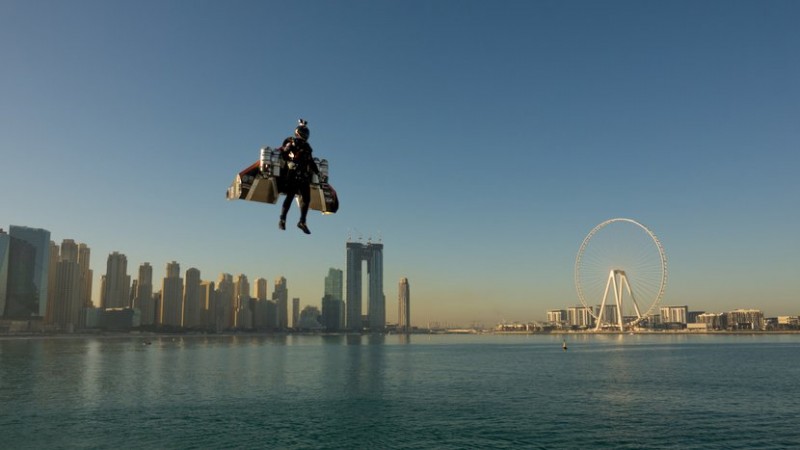VIDEO: 6000 फीट की ऊंचाई पर उड़ा 'जेटमैन', लोगों को याद आया मार्वल का Iron Man