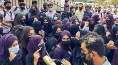 हिजाब विवाद: कर्नाटक में 58 स्टूडेंट्स सस्पेंड, क्लासरूम में कर रहे थे विरोध प्रदर्शन