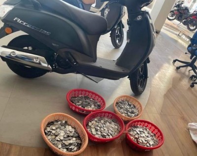 VIDEO: The person reached the showroom to buy a scooter with a sack of coins, then you will cry after seeing what happened.