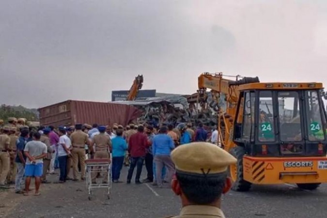 तमिलनाडु में भीषण सड़क हादसा, लारी और बस की भिड़ंत में 20 लोगों की दर्दनाक मौत
