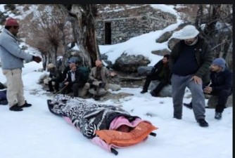 Snowfall in Jammu, sick woman lifted on the stretcher for 7 km
