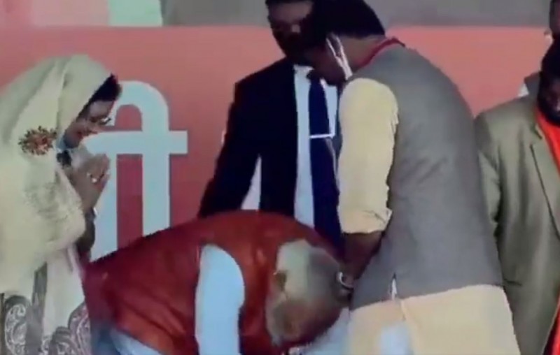 Why did PM Modi touch the worker's feet? Video went viral