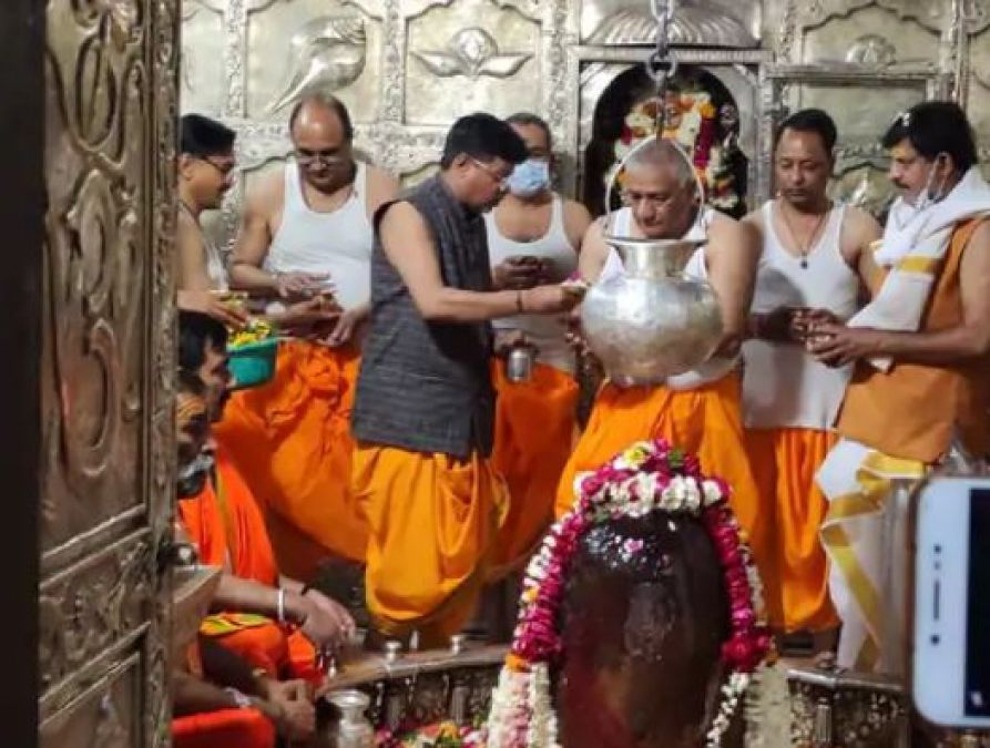 महाकाल मंदिर पहुंचे CM शिवराज और केंद्रीय मंत्री गडकरी, मंदिर के लिए किया 11 करोड़ देने का ऐलान