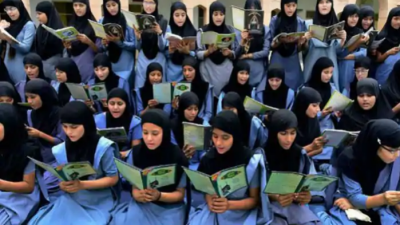 कश्मीर घाटी में लंबे अंतराल के बाद खुले स्कूल, शिक्षा विभाग ने पूरी की तैयारियां