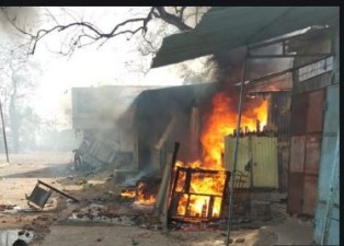 गुजरात में दो समुदायों के संघर्ष का शिकार बने  25 घर और दुकानें
