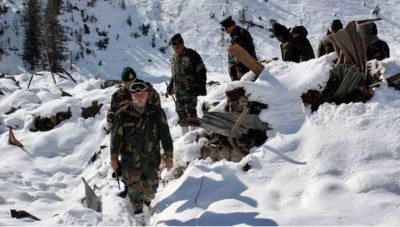 जम्मू कश्मीर में भारी बर्फ़बारी के बीच फंसे 6 लोग, सेना ने शुरू किया सर्च ऑपरेशन