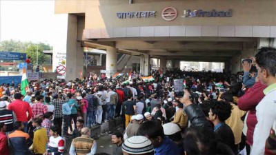 CAA Protest: Violence eruptes in Delhi before Trump's arrival, protesters shut down Zafarabad Metro station