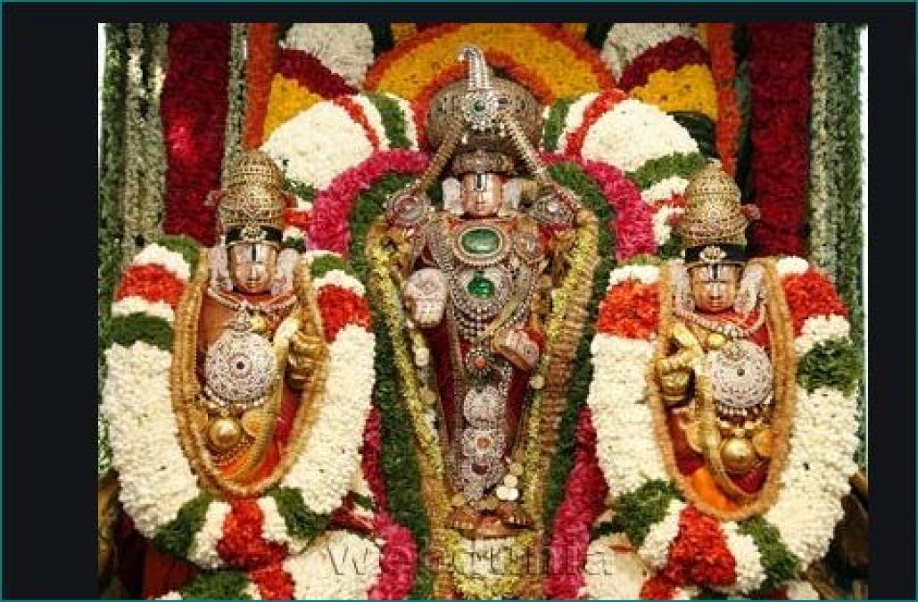 Tamil Nadu: Devotee donates Rs. 2 crore gold conch and chakra in Balaji temple