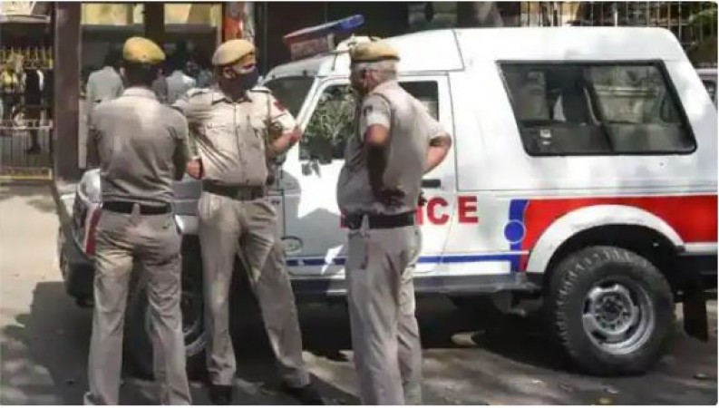 दिल्ली में MCD का ट्रक पलटा, 4 वर्षीय बच्चे सहित चार लोगों की मौत