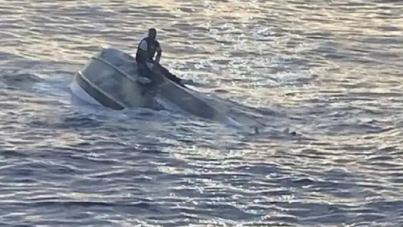 Boat returning from work overturns in river, 16 people at stake