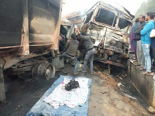 ट्रेलर और ट्रक में जबरदस्त भिड़ंत, जलकर हुई ड्रायवर की मौत