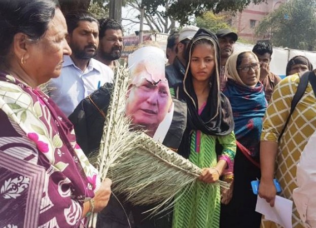 Bhopal gas victim beat President Trump's effigy with a broom