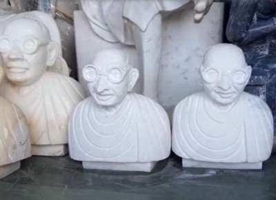 जलप्रपात के बाद अब गांधी प्रतिमा तराशने के लिए प्रसिद्ध हो रहा हैं भेड़ाघाट