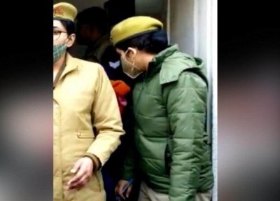 Uttar Pradesh: Lady police beats man for teasing her