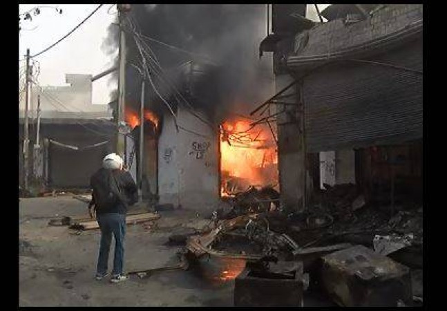 Delhi violence: Protesters set fire on shop at Gokulpuri  and escape