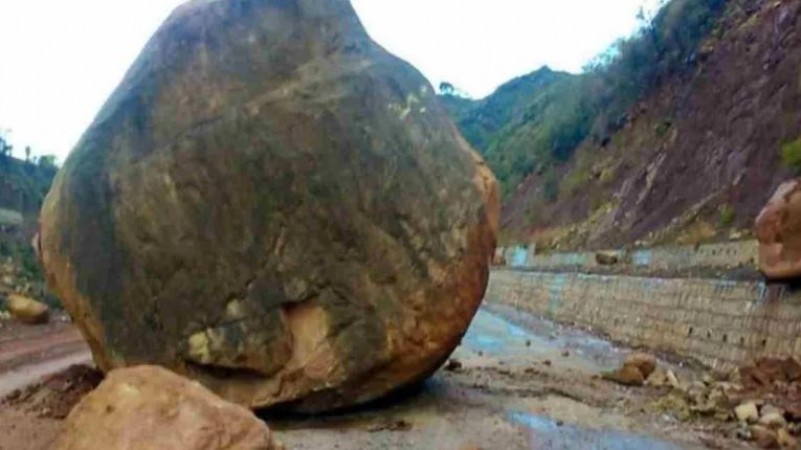 Huge rocks fell on road, traffic closed on Jammu-Srinagar highway.