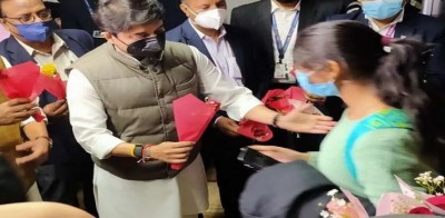 Air India brought Indians from Ukraine to Delhi, Jyotiraditya Scindia gave roses to everyone