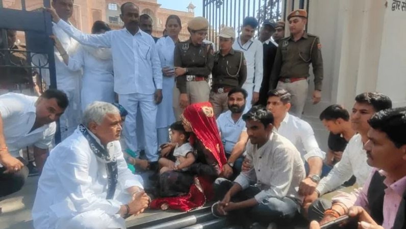 पुलवामा हमले के पीड़ितों से वादा कर भूली राजस्थान सरकार, वीरांगनाओं के साथ धरने पर बैठे किरोड़ीलाल मीणा