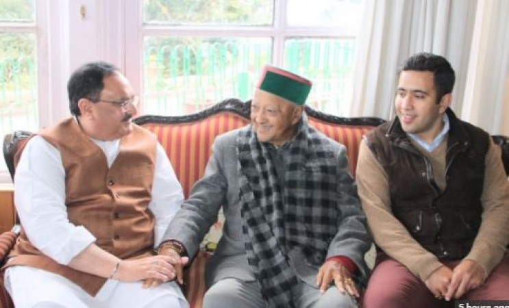 भाजपा अध्यक्ष जेपी नड्डा वीरभद्र सिंह से मिलने पहुंचे हॉलीलॉज