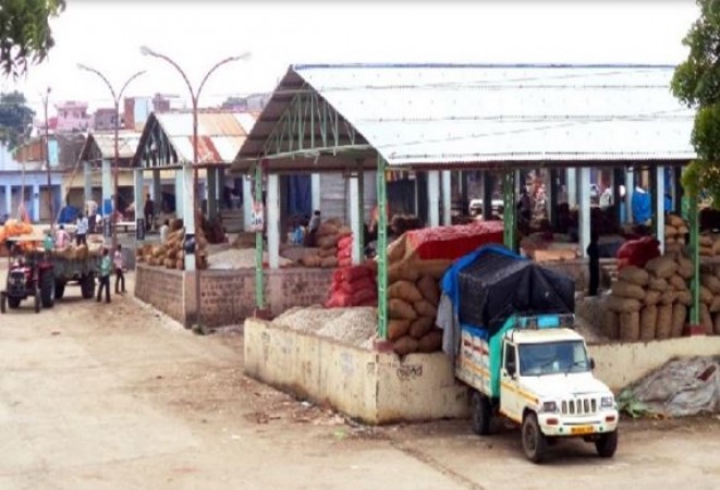 किसानों का धरना तीसरे दिन भी जारी, राजिम मंडी रही बंद