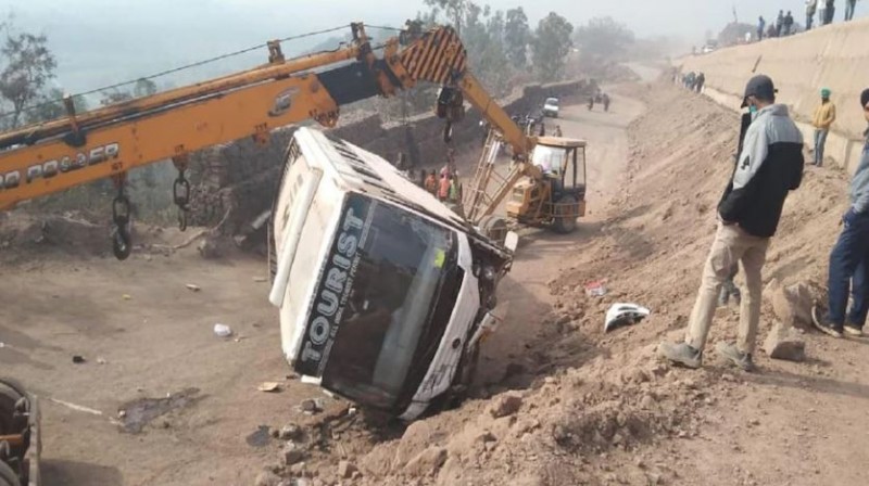 Bus returning from Manali to Delhi overturned, lives of people at stake