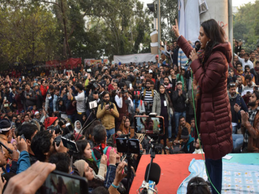 CAA: Actress Swara Bhaskar came to protest, gives slogan in Jamia