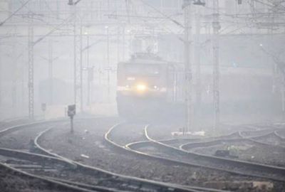 लो विजिबिलिटी और ठंड के कारण 21 ट्रैन हुई लेट, दिल्ली में गंभीर श्रेणी में पहुंचा प्रदूषण