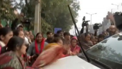 Delhi Horror: लोगों में आक्रोश, पुलिस थाना घेरा, AAP विधायक की गाड़ी पर हमला